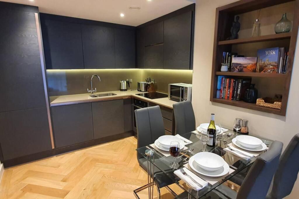 Luxury One Bedroom Within The Walls *