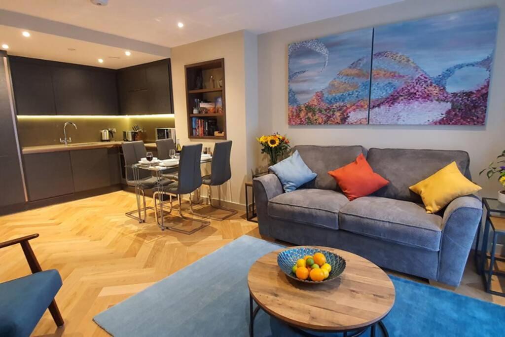 Luxury One Bedroom Within The Walls