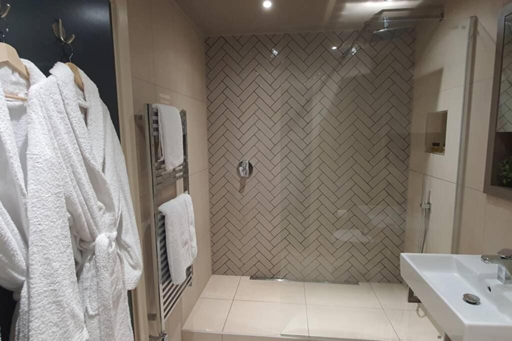 Luxury One Bedroom Within The Walls *